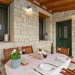 Konstas Stone Island House In Meganisi بيت للعطل